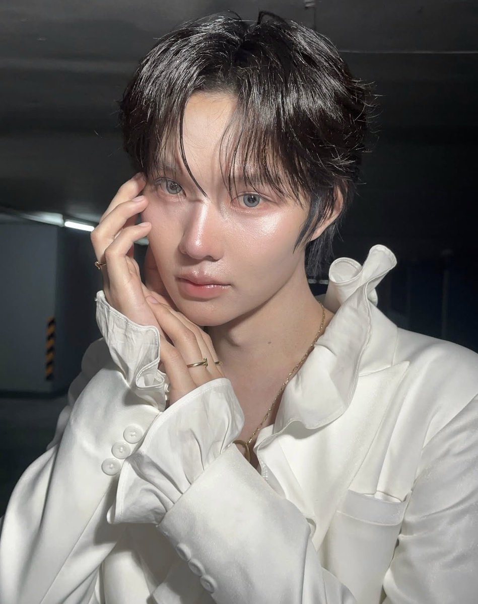 taiixyang's tweet photo. 🩷🤍 he's a shapeshifter https://t.co/I8gG50YTmv