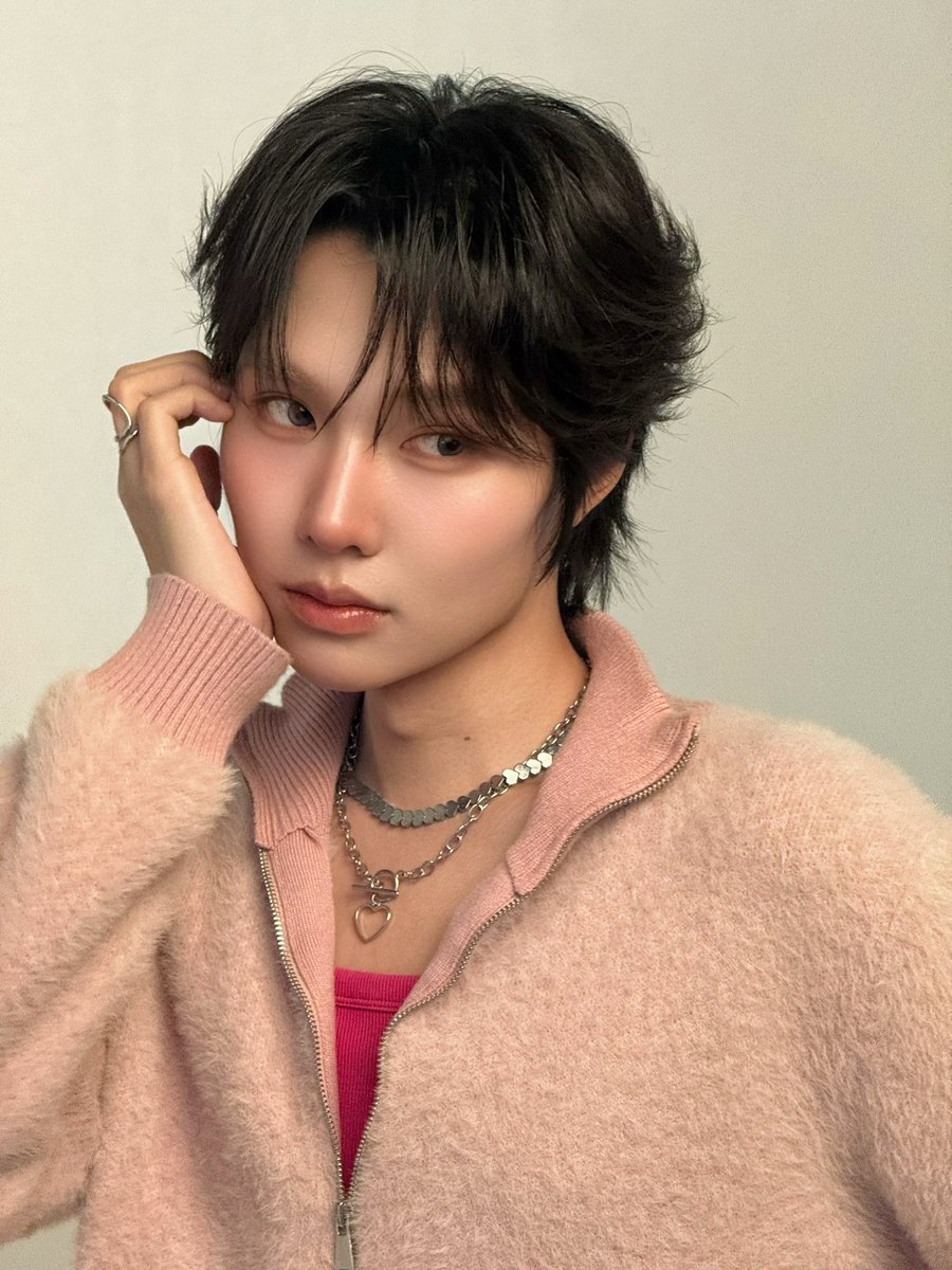 taiixyang's tweet photo. 🩷🤍 he's a shapeshifter https://t.co/I8gG50YTmv