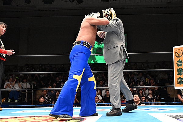 njpw1972's tweet photo. 師匠である初代タイガーと最後のロックアップ！

タイガーが万感の思いで31年の現役生活にピリオド!!

※7.7『タイガーマスク引退記念試合』
新日本プロレスのスマホサイトで詳報中！

https://t.co/kgJOjAfwkE

#4代目タイガー引退 https://t.co/JrSc1miJMB
