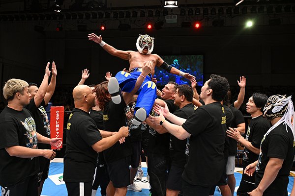 njpw1972's tweet photo. 師匠である初代タイガーと最後のロックアップ！

タイガーが万感の思いで31年の現役生活にピリオド!!

※7.7『タイガーマスク引退記念試合』
新日本プロレスのスマホサイトで詳報中！

https://t.co/kgJOjAfwkE

#4代目タイガー引退 https://t.co/JrSc1miJMB