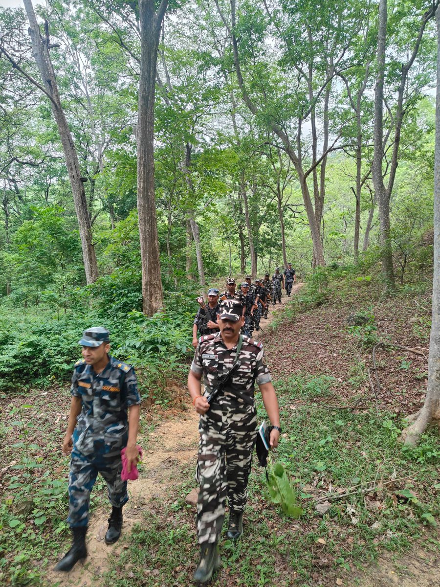 9BnSSB_INDIA's tweet photo. भारत-नेपाल सीमा पर सुरक्षा, शांति एवं सीमा प्रबंधन को सुदृढ़ बनाने के उद्देश्य से 9वीं वाहिनी SSB, बलरामपुर तथा नेपाल APF के मध्य संयुक्त गश्त एवं समन्वय बैठक l
#SSB_INDIA #FTRSSBLUCKNOW #SSBSHQGKP 
#JointPatrol
#BorderManagement https://t.co/mSrXd20b3i