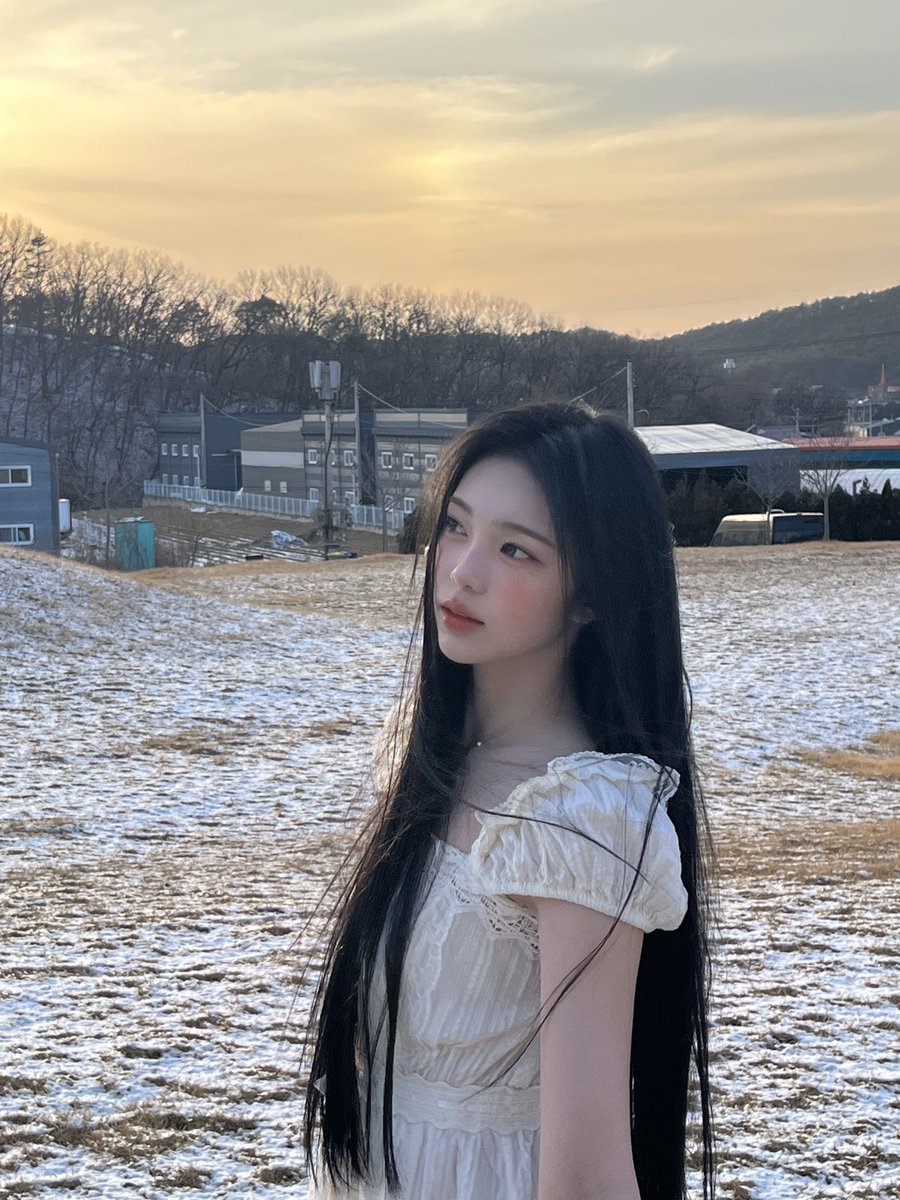ienh2h's tweet photo. The dress was doing its thing, my long hair decided to cooperate with the win, and the background just showed up and said "yes, I will be pretty today, just for you." Everything just fell into place like the universe personally arranged it... thank you universe, I owe you one https://t.co/Vgk78Nkdhv