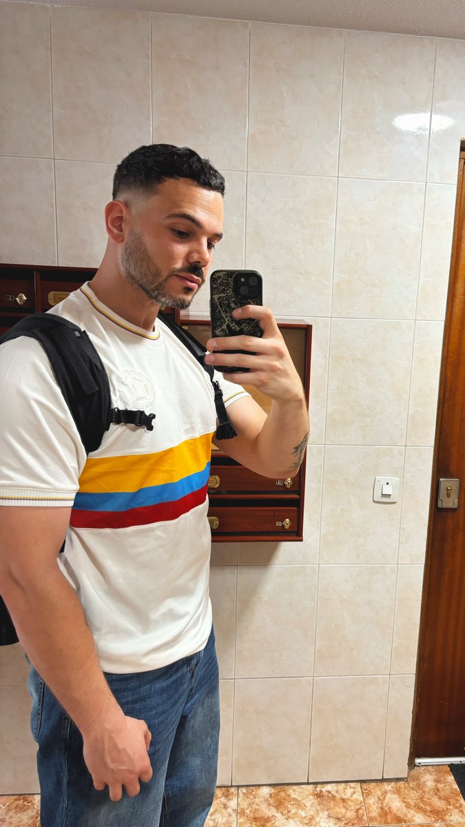 SudoSuder's tweet photo. Me la suda el fútbol, pero sus camisetas están muy guapas https://t.co/JNicNf9kYK