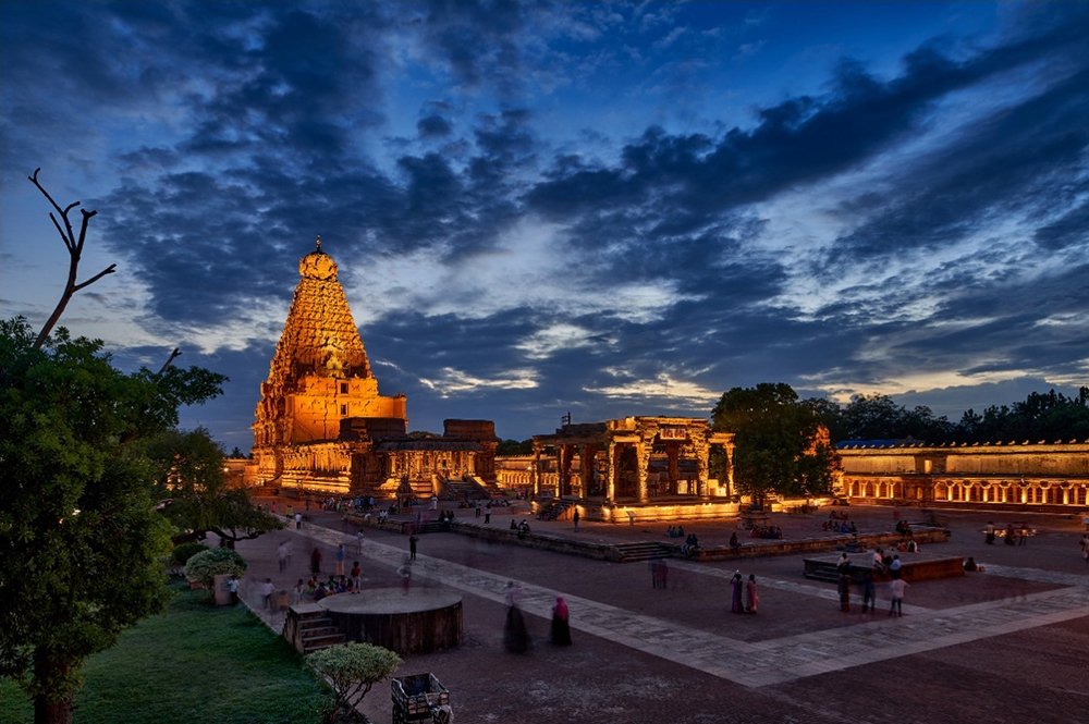 hindu_just's tweet photo. Har Har Mahadev! 🙏🔱
Evening has come and thoughts naturally turn to the divine. The ancient Brihadeeswarar Temple in Thanjavur is truly special - built in 1010 CE by Raja Raja Chola I.

This massive temple stands 66 metres tall with a single 80-ton granite stone placed right at the top without any modern machines. It is a UNESCO World Heritage Site and even today one can feel Lord Shiva’s powerful presence there.

May Bholenath bless us all with peace this evening.
Jai Bholenath!
#HarHarMahadev #AncientTemples #SanatanDharma #HinduHeritage