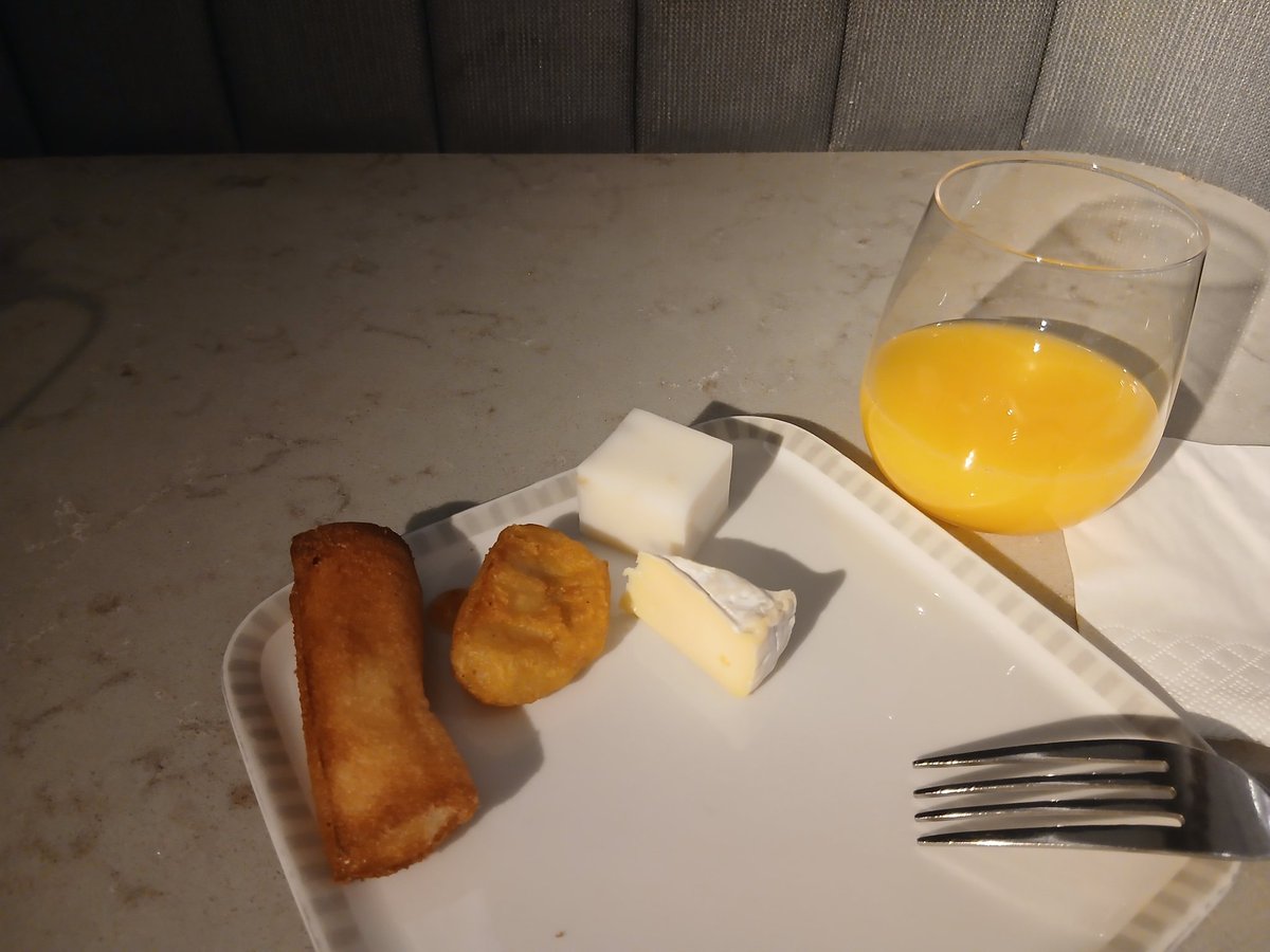 taedo9277's tweet photo. あっさりと出国、ラウンジですぐにシャワーしてからの軽食。ホントに、軽食。お腹が空いてるんだか、いっぱいなんだか、よくわからないんだけど。I'm at SilverKrys Lounge, Hong Kong International Airport. https://t.co/SWSutIxqRC