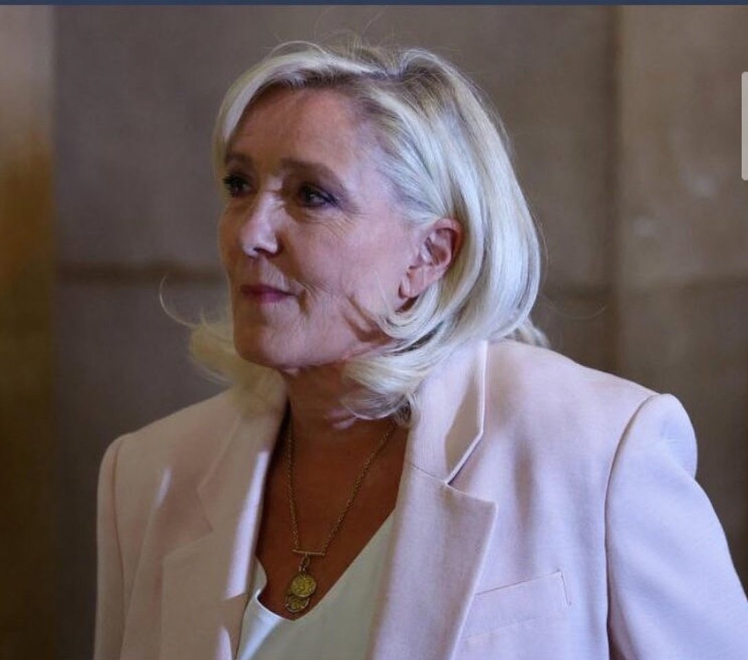 Resistance_SM's tweet photo. 🚨🇫🇷👏👏❤️ Marine Le Pen peut se présenter aux élections, et c’est une excellente nouvelle pour ses millions de soutiens. 

Elle pourra demander le retrait de son bracelet électronique une fois la procédure engagée, puis savourer cette victoire comme une juste récompense après des années de combat. 

La France a besoin de cette liberté retrouvée pour enfin tourner la page et reconstruire un pays fort, souverain et au service des Français.