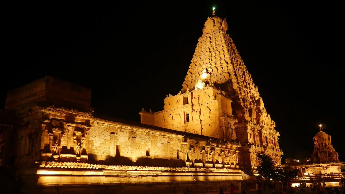 hindu_just's tweet photo. Har Har Mahadev! 🙏🔱
Evening has come and thoughts naturally turn to the divine. The ancient Brihadeeswarar Temple in Thanjavur is truly special - built in 1010 CE by Raja Raja Chola I.

This massive temple stands 66 metres tall with a single 80-ton granite stone placed right at the top without any modern machines. It is a UNESCO World Heritage Site and even today one can feel Lord Shiva’s powerful presence there.

May Bholenath bless us all with peace this evening.
Jai Bholenath!
#HarHarMahadev #AncientTemples #SanatanDharma #HinduHeritage