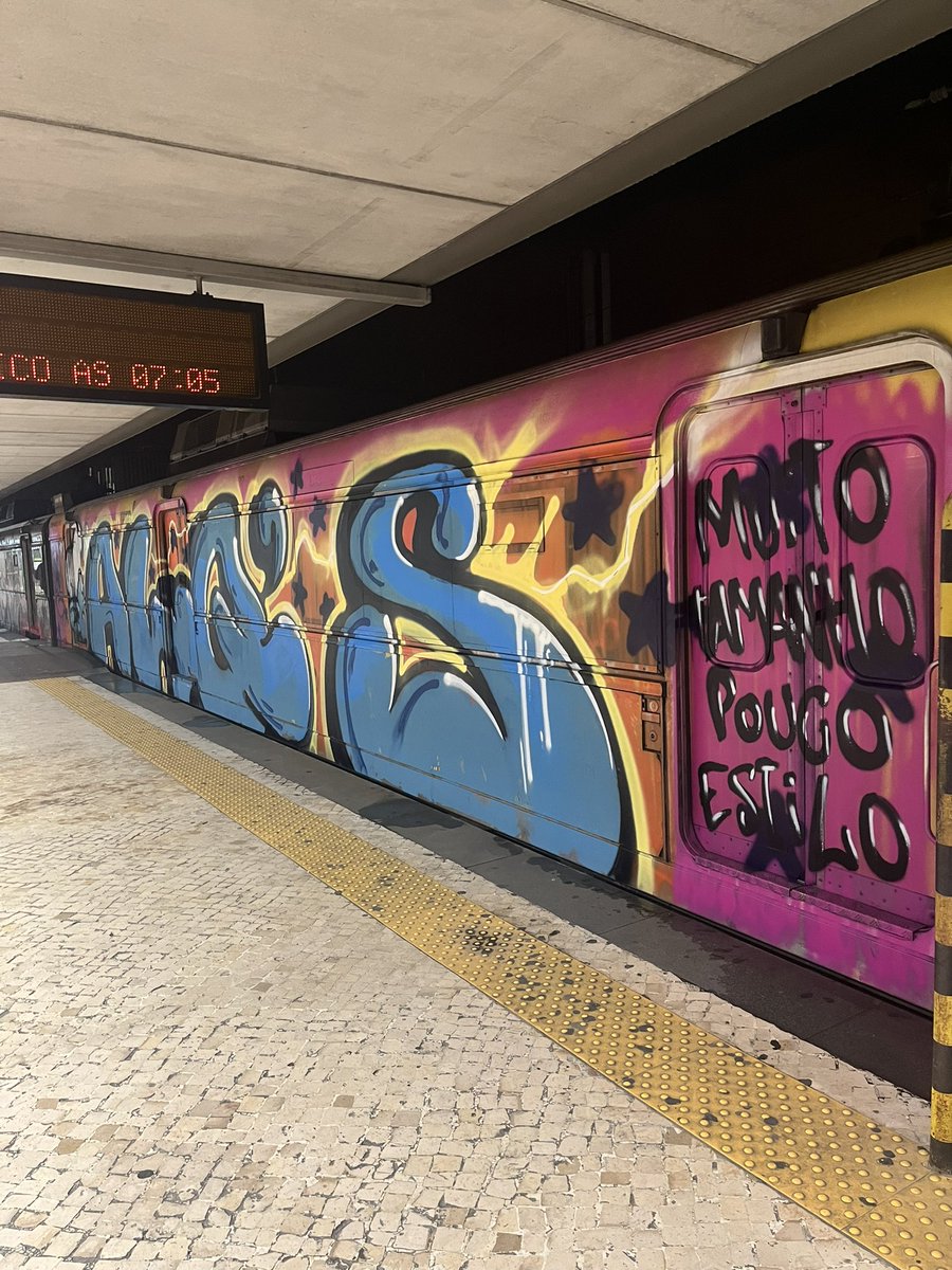luis_idlx's tweet photo. Este comboio da linha de Cascais, uma das linhas mais belas de toda a Europa, a ser vilmente vandalizada.

Quando o um pais carece de identidade, isto acontece.

Das coisas que mais detesto é grafite, foi sem dúvida um dos normalizadores da nossa decadência e desmoralização do nosso espírito, gerações inteiras cresceram como isto, esquecendo harmonia e beleza como um factor normalizado.