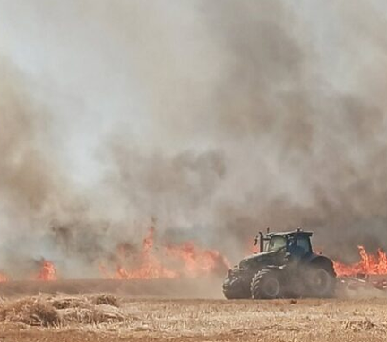 allole18's tweet photo. Des agriculteurs solidaires !
MERCI à nos agriculteurs qui œuvrent à nos côtés et de plus en plus souvent dans le cadre de conventions qui fixent leur engagement lors des incendies.
#pompiers #agriculteurs @Interieur_Gouv https://t.co/yAaFwl39Rz