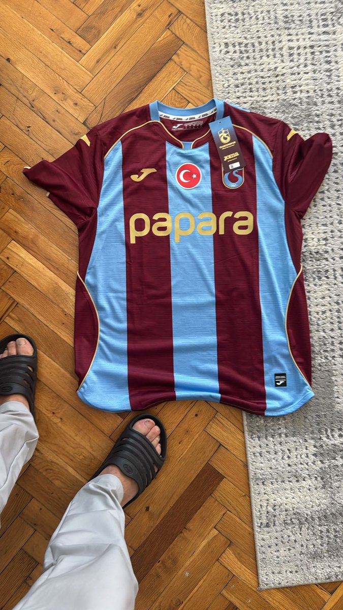 hasankadiogluu's tweet photo. Çubuklu formamız geldi https://t.co/lwHrj9gEXn