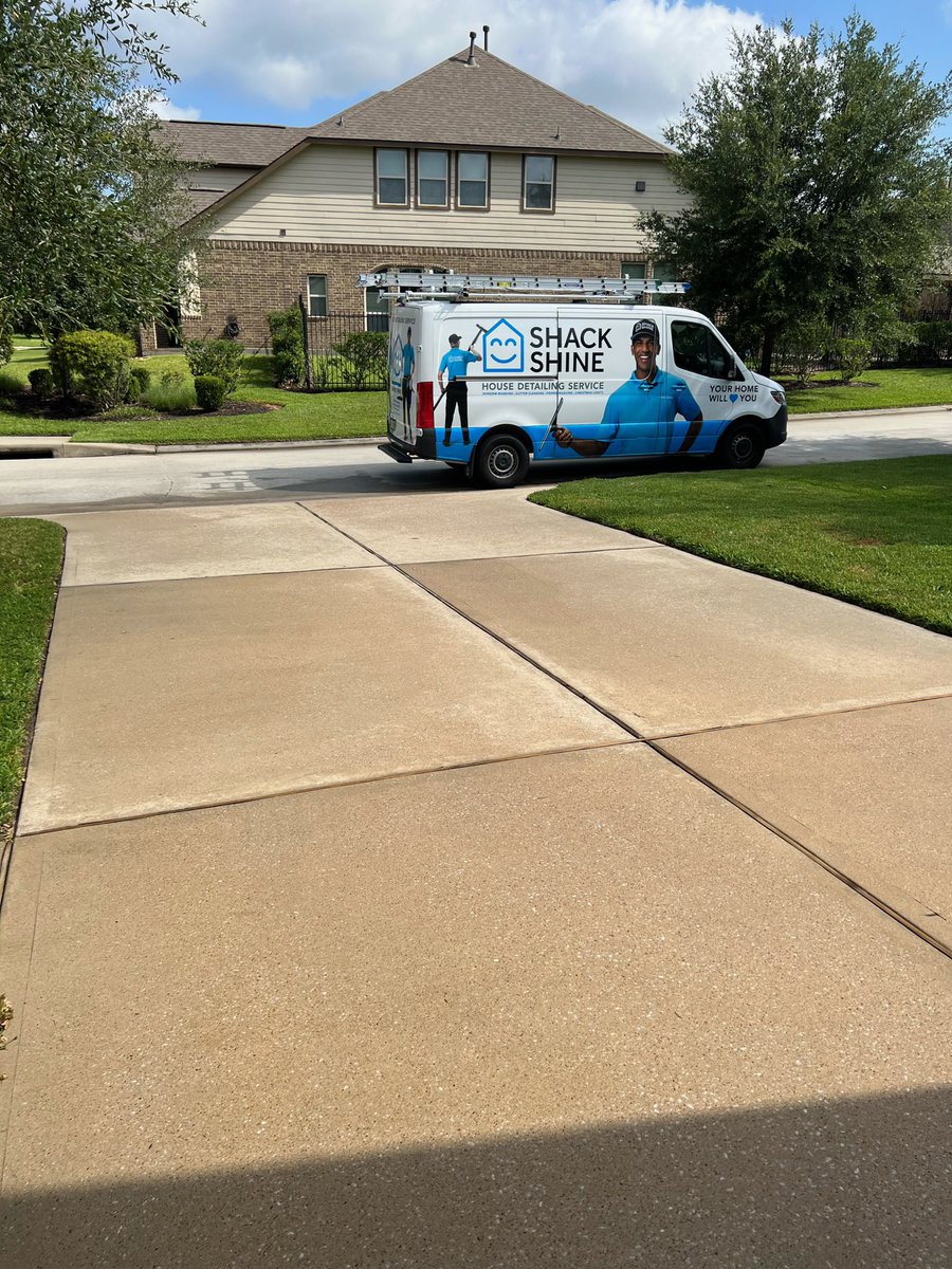 ShackshineHNW's tweet photo. Look at your driveway… 
Now imagine it looking like this 💙#shackshine #shackshinethewoodlands #powerwashing https://t.co/fpG9DEOWBF