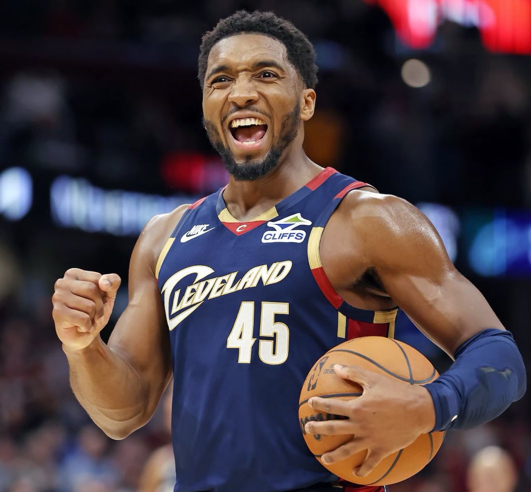 brasilcoast2's tweet photo. DESTRINCHANDO o novo super contrato de Donovan Mitchell pelo Cleveland Cavaliers:

Ano 1: 60,9 milhões de dólares 
Ano 2: 65,8 milhões de dólares 
Ano 3: 70,6 milhões de dólares 
Ano 4: 75,5 milhões de dólares 

Player option no 4º ano.

🗞️ - @BobbyMarks42 https://t.co/7RVZizFVEO