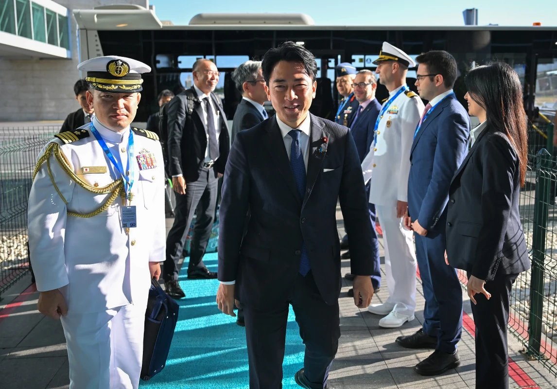 gztcom's tweet photo. 🔵Japon Bakan'ın Ankara paylaşımı viral oldu:

🗣️"Bunu ilk başta bir mum sandım ama meğer suymuş. Gerçekten ilk defa böyle bir ambalaj ve servis şekli görüyorum" dedi https://t.co/8VPWMHrPRj