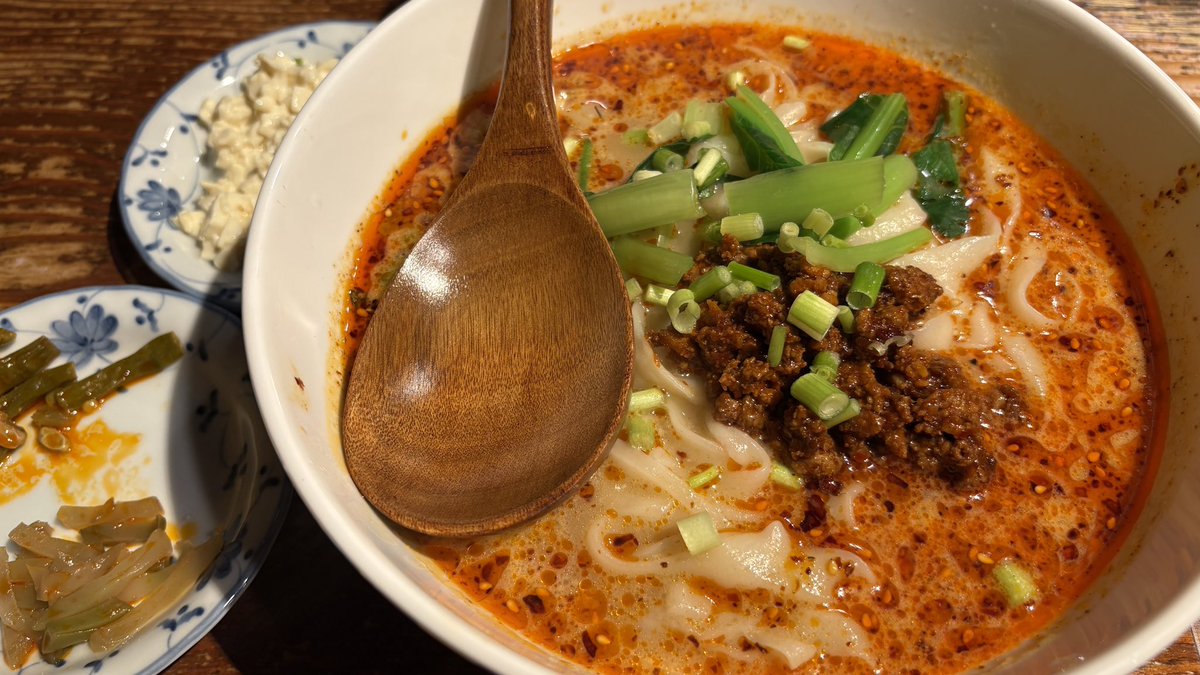 x8629g's tweet photo. 🔥🌶️麻辣刀削麺と台湾豚足丼🇹🇼
池袋　刀削麺倶楽部
刀削麺が急に食べたくて……
お店内は中国語がメイン、
でも店員さん日本語はわかる。
麻辣にしたから、辛い🥵
豚足丼は、ほろほろですぐ骨から外れる✨
ご飯🍚と合う味…
あと若い店員さんの笑顔が素敵でしたw😂
#ALPHAZガチ中華部
#ALPHAZグルメ部 https://t.co/ZCupQejDcP