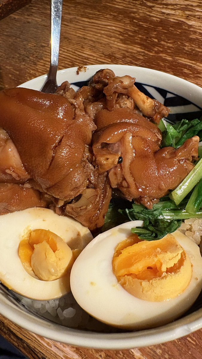 x8629g's tweet photo. 🔥🌶️麻辣刀削麺と台湾豚足丼🇹🇼
池袋　刀削麺倶楽部
刀削麺が急に食べたくて……
お店内は中国語がメイン、
でも店員さん日本語はわかる。
麻辣にしたから、辛い🥵
豚足丼は、ほろほろですぐ骨から外れる✨
ご飯🍚と合う味…
あと若い店員さんの笑顔が素敵でしたw😂
#ALPHAZガチ中華部
#ALPHAZグルメ部 https://t.co/ZCupQejDcP