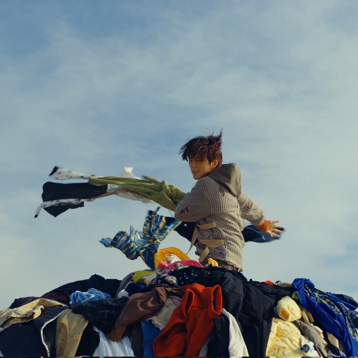 monekgaji's tweet photo. me when i need that one shirt specifically: https://t.co/bimgaBlUdN