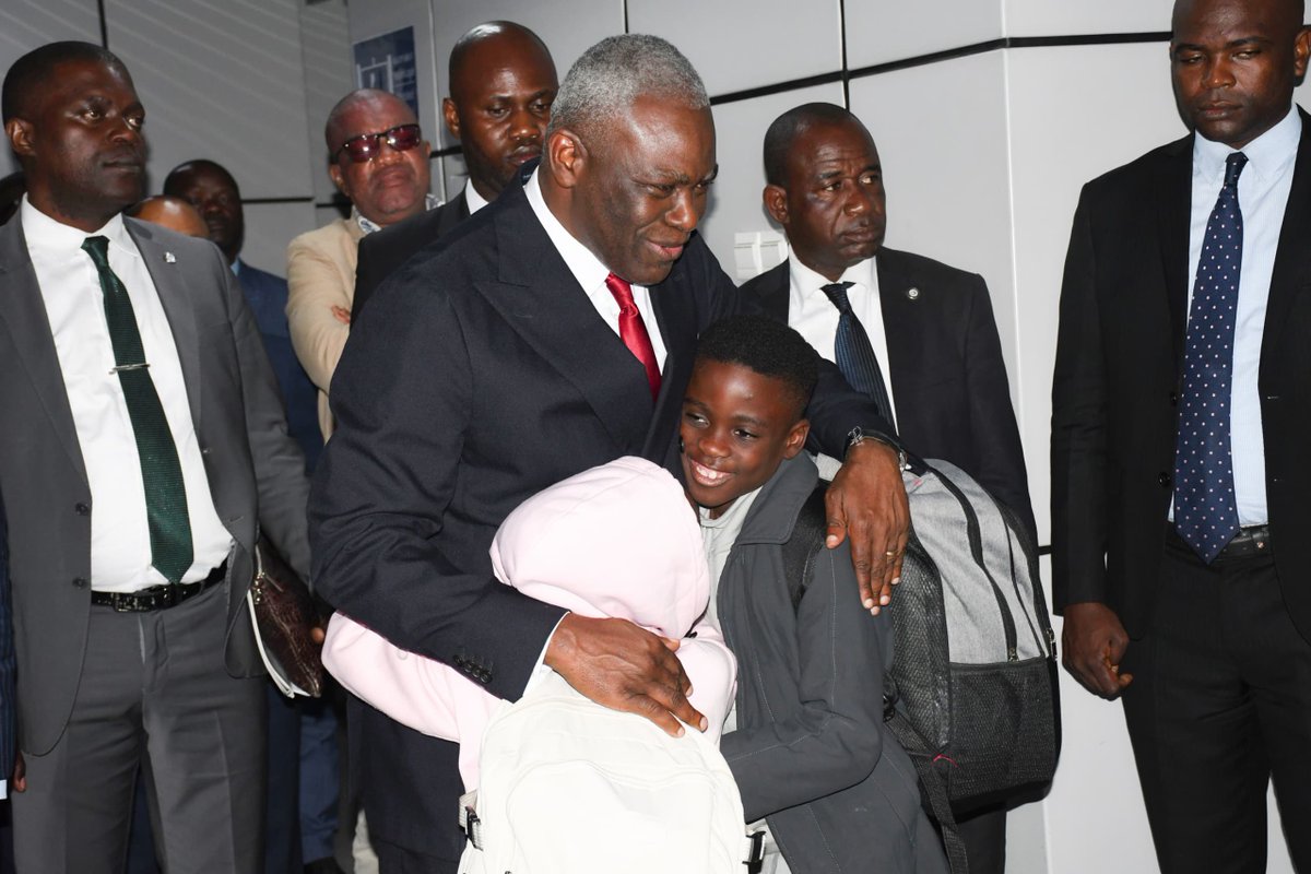 MakossoAnatole's tweet photo. J'ai eu l'honneur d'accueillir la deuxième vague de nos compatriotes de retour volontaire d'Afrique du Sud, en provenance de Cape Town.
Merci aux cadres de l'ambassade du Congo en Afrique du Sud, merci à Écair.
#FlyEcair #gouv.cg #Anatole_Collinet_Makosso https://t.co/ASWKBoyHjr
