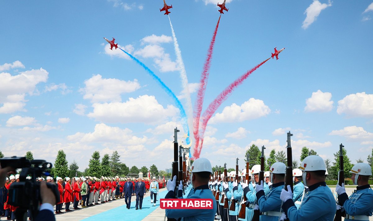 trthaber's tweet photo. ✈️ ABD Başkanı Trump, Cumhurbaşkanlığı Külliyesi'ndeki resmi törende Türk Yıldızları'nın gösteri uçuşu ile karşılandı.

#NATOsummit

https://t.co/1tBuWUMg9c https://t.co/b8b54on3Yo