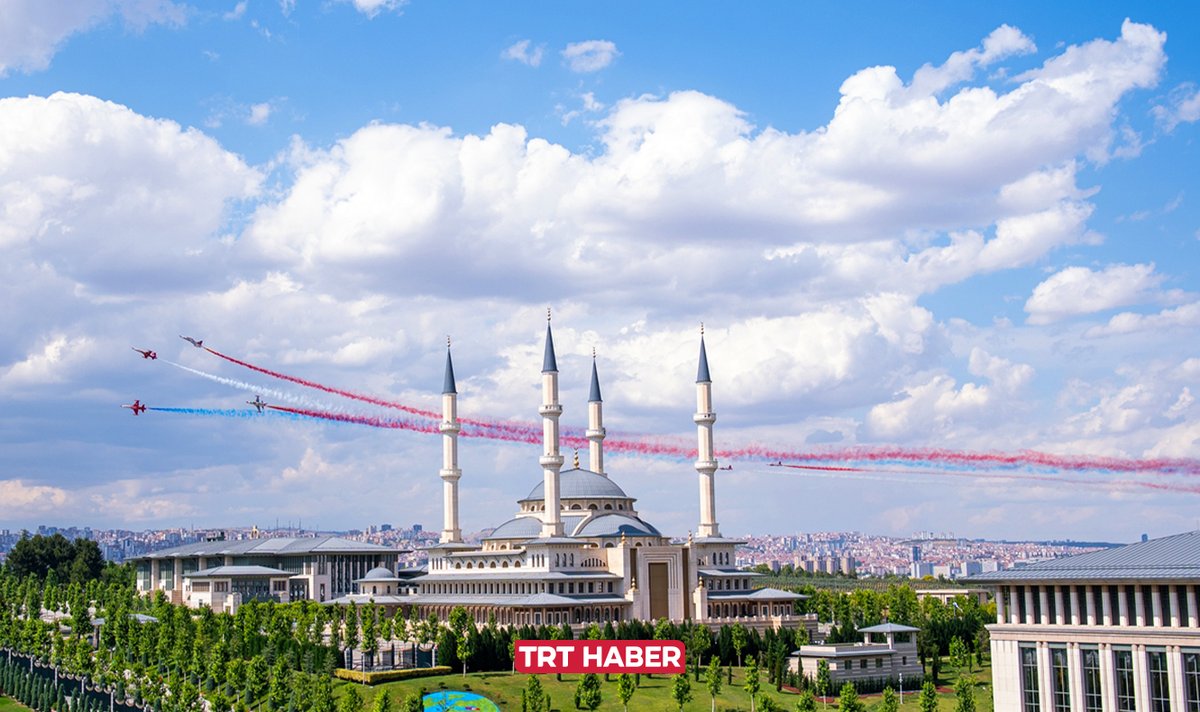 trthaber's tweet photo. ✈️ ABD Başkanı Trump, Cumhurbaşkanlığı Külliyesi'ndeki resmi törende Türk Yıldızları'nın gösteri uçuşu ile karşılandı.

#NATOsummit

https://t.co/1tBuWUMg9c https://t.co/b8b54on3Yo
