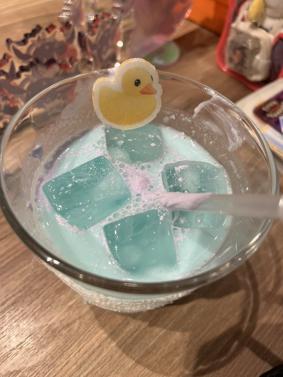 erumes_mapi's tweet photo. 実はカフェ来てましたというね

これはがしくんメニューにあるアヒル隊長を零夜くんのドリンクに合わせてみたやつ https://t.co/bn6Lljcmrt