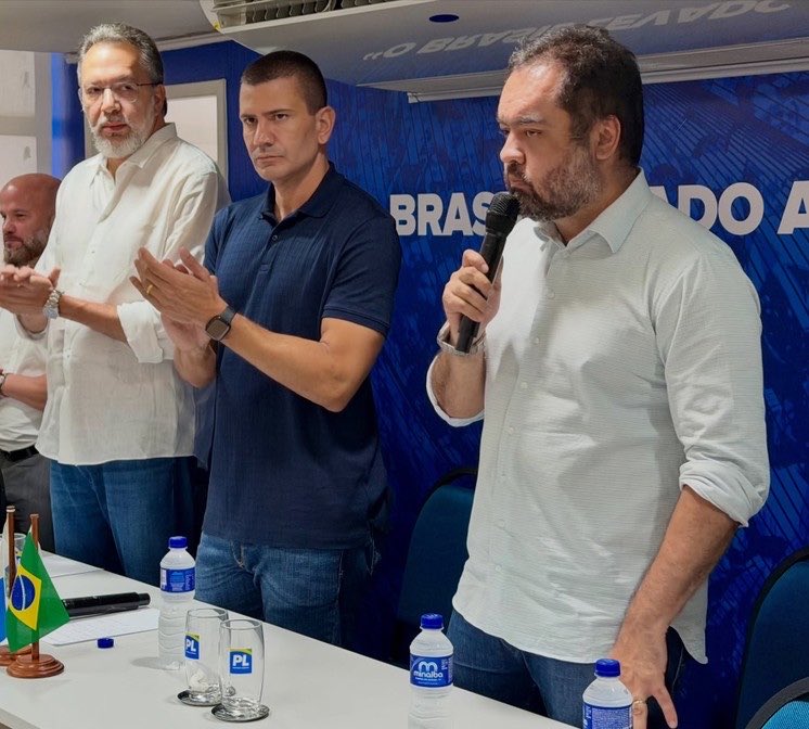 LucasRobertoRJ's tweet photo. O crime organizado no Rio de Janeiro não venceu o Estado; ele virou o próprio Estado. A operação da Polícia Federal contra o ex secretário de Polícia Civil, Marcus Amim, e o candidato ao Senado, Márcio Canella, por um esquema bilionário de lavagem em postos de combustíveis, mostra bem quem manda de verdade no grupo de Cláudio Castro e Douglas Ruas.
Para entender por que a segurança pública nunca melhora, a pessoa só precisa seguir o caminho do dinheiro. Funciona assim: eles usam desvios em órgãos públicos (como os escândalos do CEPERJ e da UERJ) para comprar apoio político; depois, usam redes de postos de gasolina para lavar os bilhões que vêm do bicho, do cigarro e do tráfico. E para fechar o circuito, usam o poder político nas secretarias e na Alerj, como mostram as investigações contra Rodrigo Bacellar, TH Joias e Thiago Rangel. Quando a PF aponta que segredos de operações policiais eram vazados para o Comando Vermelho, fica claro que o topo do governo agia como informante de criminosos contra a sua própria polícia. O cidadão vive trancado e com medo porque o caos na segurança pública dá muito lucro para essa cúpula política. Qualquer plano de governo que prometa paz nas ruas sem tocar nos bilhões lavados é pura mentira eleitoreira.