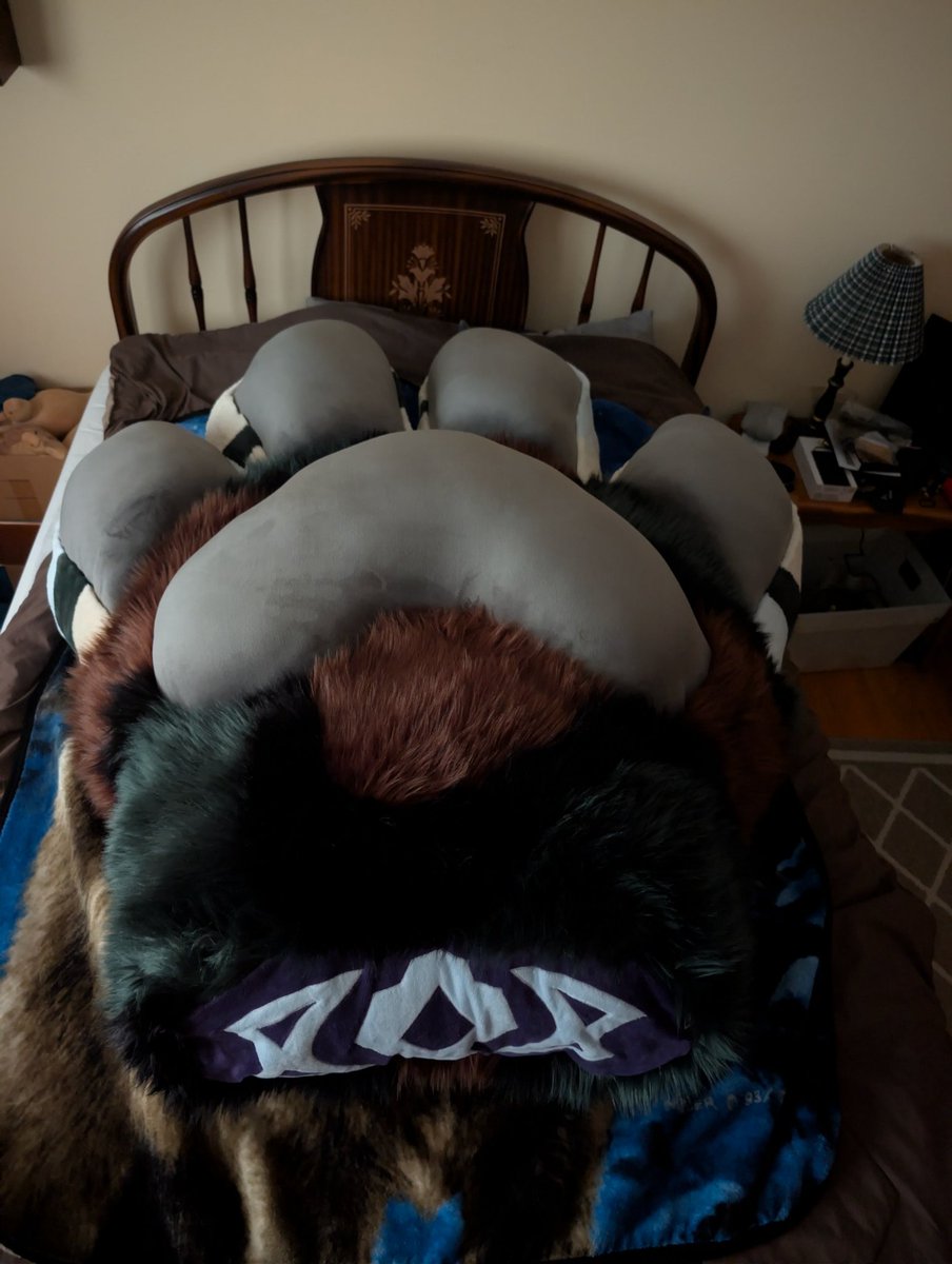 Mr_DieselWeasel's tweet photo. My absolutely incredible titan pillow commission from the very talented @Natas_Arts . This thing is massive, soft, and extremely well crafted. I gave artistic liberty and I absolutely love how this came out. This is resting on a standard full bed and it takes up the whole thing. https://t.co/w3Jo4kI95M