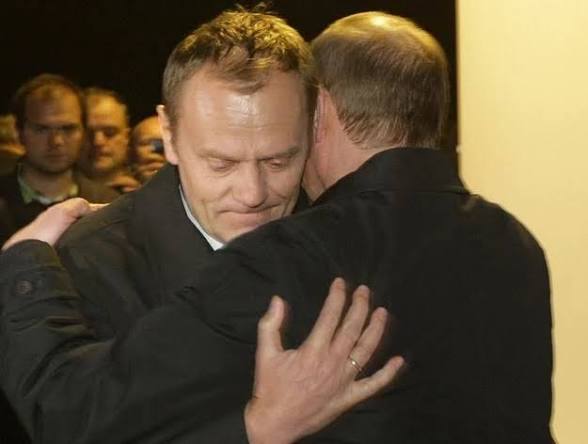 Dest_Upiter's tweet photo. @JerzyMildner @AjazdaO97081 @Bogusaw82585725 Ściska się z premierem https://t.co/BZwEspR0s9