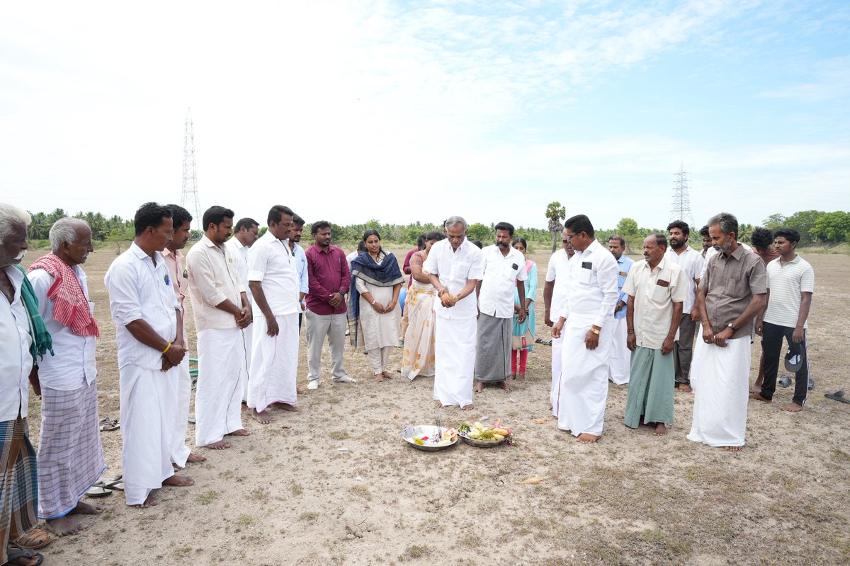 being_nimal's tweet photo. #BounceBackDelta #Cauvery #SaveWater

புதுக்கோட்டை மாவட்டம், ஆலங்குடி வட்டம், நெடுவாசல் – நெடுவாக்குளம் சீரமைக்கும் பணிகள் தொடங்கப்பட்டுள்ளன. 

நெடுவாசல் கிராமத்தின் மிக முக்கியமான நீராதாரமான நெடுவாக்குளத்தை முழுமையாக
தூர்வாரி,
கரைகளை பலப்படுத்தி,
குளத்தை ஆக்கிரமித்துள்ள சீமைக் கருவேல மரங்களை அகற்றி, குறுங்காடுகள் அமைத்து,
வரத்து வாய்க்கால்களை சீரமைத்து,
குளத்திற்கு மழைநீர் மற்றும் நீர்வரத்து தடையின்றி வந்தடையும் வகையில் வழித்தடங்களை உருவாக்கவுள்ளோம்.

Gps co ordinates: 10.367774, 79.137070

இந்தப் பணிகள் நிறைவடைந்த பிறகு, நெடுவாசல் கிராமத்தின் நீராதாரம் பெரிதும் மேம்பட்டு, விவசாயம், நிலத்தடி நீர் மற்றும் சுற்றுச்சூழலுக்கு நீண்டகால பலன்களை வழங்கும்.

இந்த மகத்தான முயற்சிக்கு உறுதுணையாக இருக்கும் @Zoho @svembu அவர்களுக்கும் சிபி ஆனந்த் அய்யா மற்றும் Birdscale நிறுவனங்களுக்கும், ஒத்துழைப்பையும் ஆதரவையும் வழங்கி வரும் நெடுவாசல் கிராம மக்களுக்கும் எங்கள் மனமார்ந்த நன்றிகளைத் தெரிவித்துக் கொள்கிறோம்.

நீரின்றி அமையாது உலகு,
நீர்நிலைகளின்றி அமையாது நீர்! 

💙🌍

பின்குறிப்பு: நாம் சீரமைக்கும் 300-வது நீர்நிலை இது என்பது குறிப்பிடத்தக்கது.

#MegaFoundations #WaterCrisis #SDG