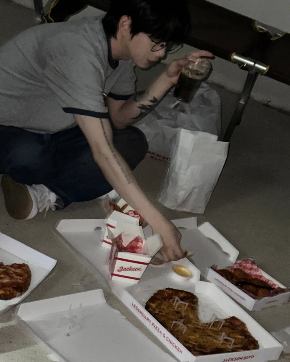10cmcom's tweet photo. 아느낌너무조흔데..... #10CM #권정열 #십센치 https://t.co/XMEYJ3H0rg
