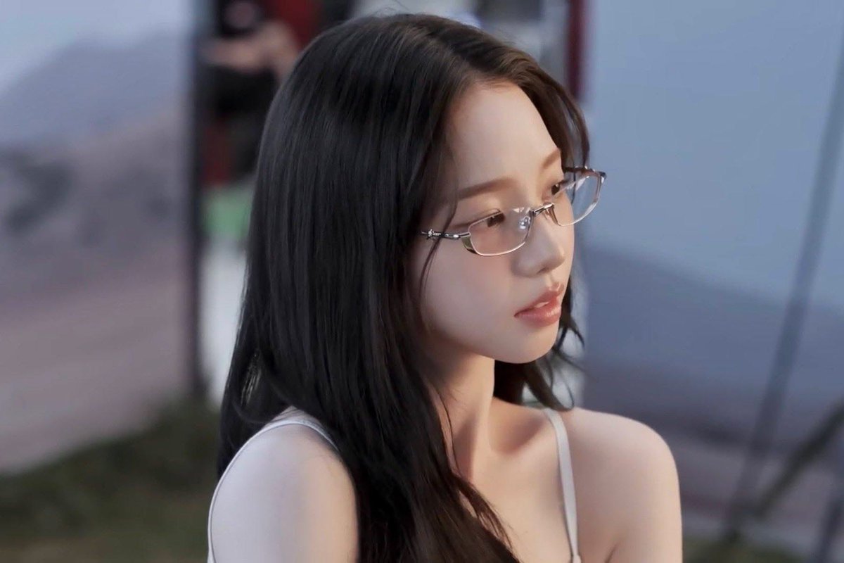 thinkbluuu's tweet photo. she looks so good with glasses 🤓 https://t.co/LFKmNtGzTX