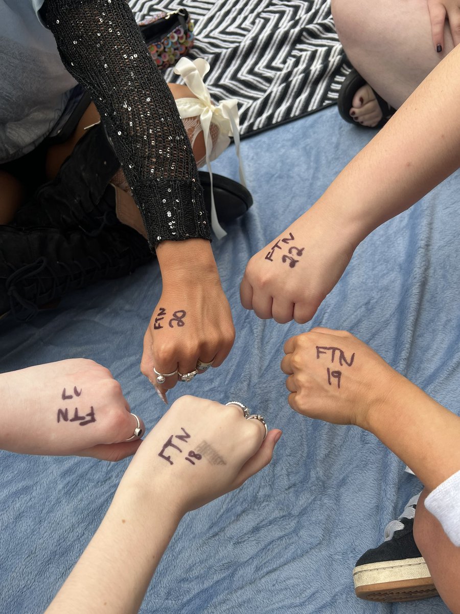 taycomplexity's tweet photo. YAYAYAY PHILLY BARRICADE! @madisonbeerhq #PhillyLocketTour https://t.co/9Ivr78tuz4