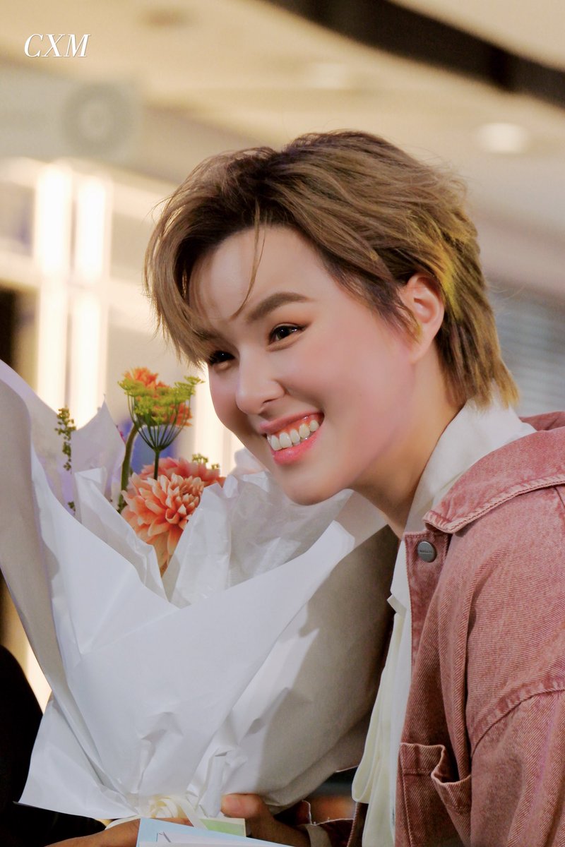 zj_tap's tweet photo. คนสวยกะดอกไม้ 💐 
#BosexSunnee 
#BoseCentralWorld #SoundIsPower #BoseFlagshipStore https://t.co/0QLS7r50dg