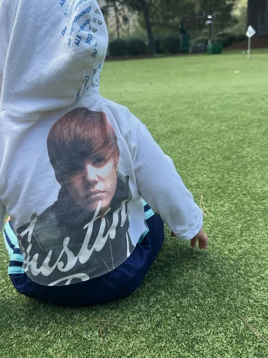 biebersmaniabr's tweet photo. Jack Blues com um moletom com a foto do papai dele 🥹 https://t.co/uLzrJbUh2w