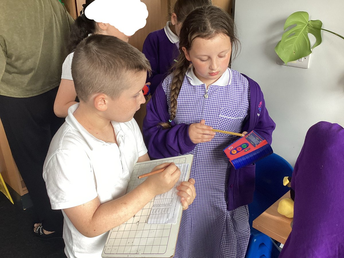 SpringwellYear4's tweet photo. We’ve used log boxes to record temperature , light and sound in different locations around school @Springwellpark_ https://t.co/GoBMBLxAUS