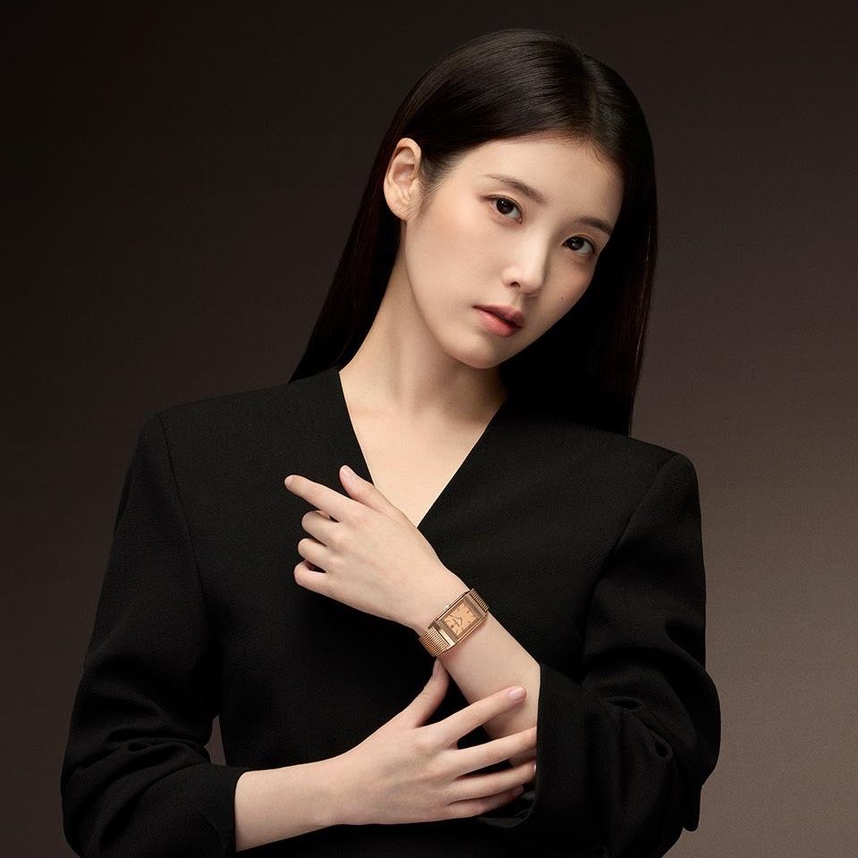 iluvheejooo's tweet photo. IU is serving the most perfect face card and powerful CEO energy at the same time🙇🏻‍♀️

#IU #아이유 https://t.co/zCBiStJg1K