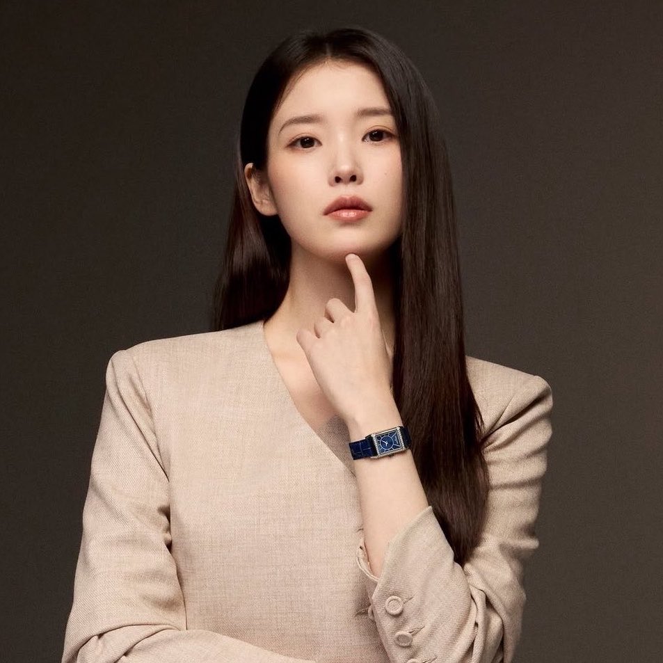 iluvheejooo's tweet photo. IU is serving the most perfect face card and powerful CEO energy at the same time🙇🏻‍♀️

#IU #아이유 https://t.co/zCBiStJg1K