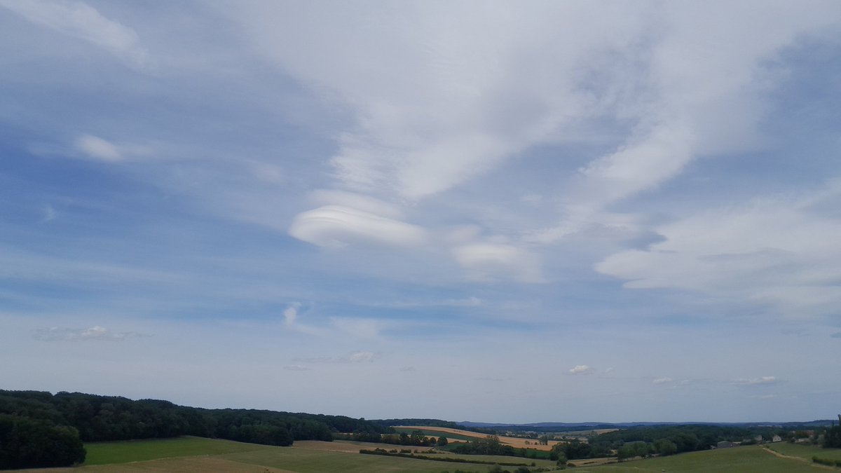 FreeBioFrance's tweet photo. 'Wolken' vormen die ik nog niet eerder heb gezien.  
#HAARP https://t.co/dcNwftsSL3