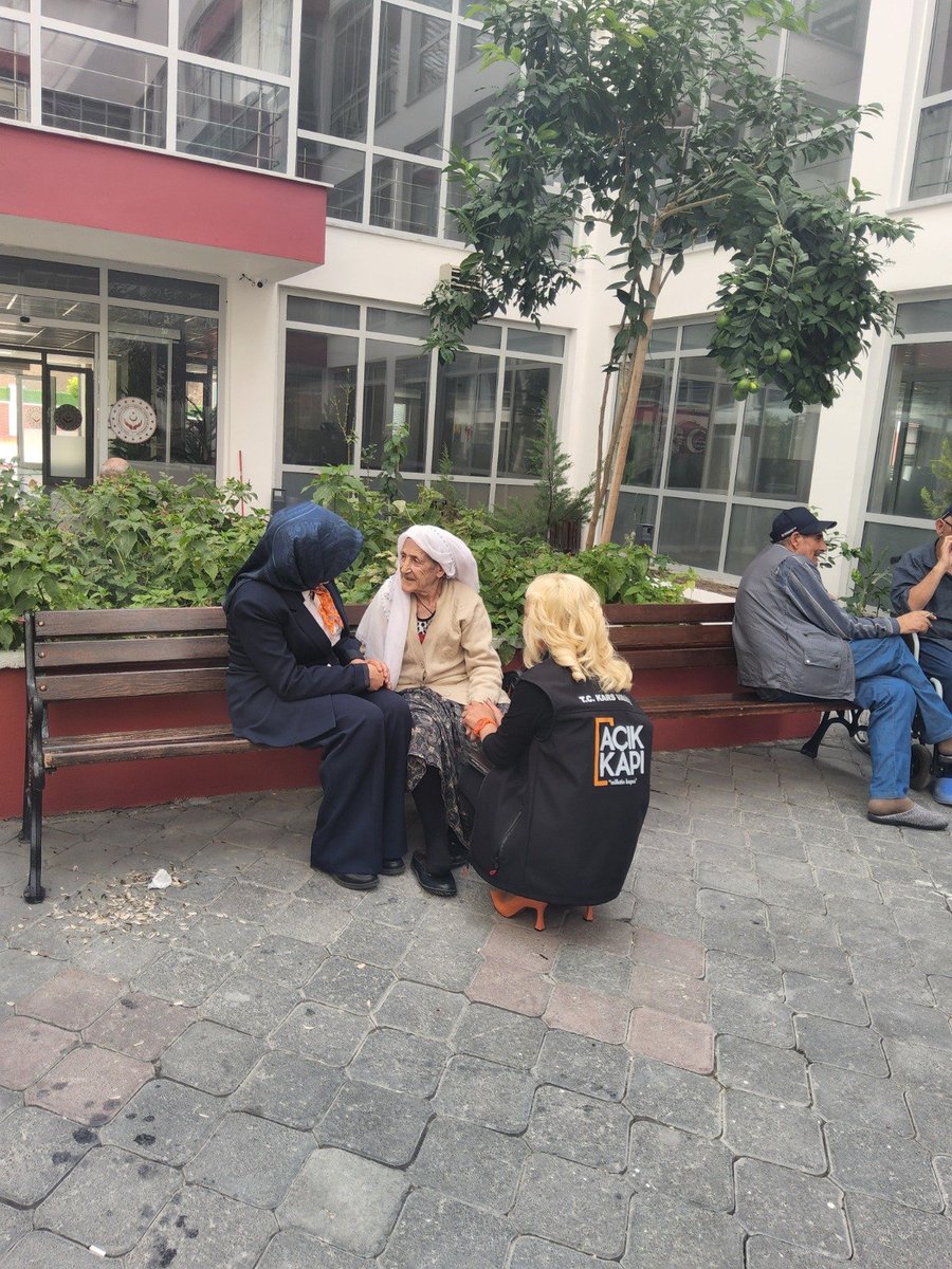 Kars_Acik_Kapi's tweet photo. 📍#KarsHuzurevi

Valimiz Ziya Polat'ın talimatları doğrultusunda; hayat tecrübeleri ile bizlere yol gösteren, gölgesinde huzur ve neşe bulduğumuz baş tacımız, ulu çınarlarımızı ziyaret ederek hayır dualarını aldık.

@ziyapolat73 
@KarsValiligi https://t.co/kkfdczLQh6