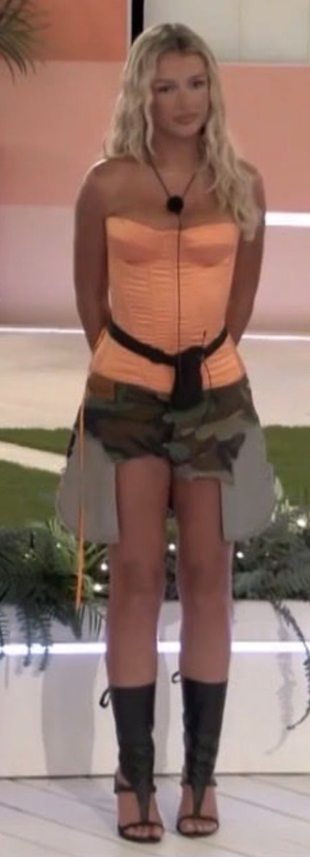 rosemiaa_'s tweet photo. She said let me wear the Irish flag since I’m heading home anyway #loveislanduk #loveisland https://t.co/5RFUvzZs7m
