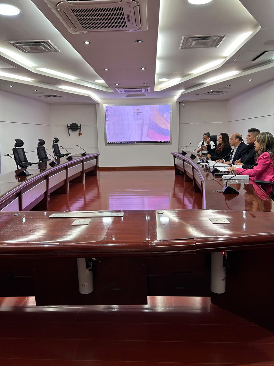 MinHacienda's tweet photo. Cumplimos la cita con Colombia. 🇨🇴

El Gobierno Nacional llegó para dar continuidad al proceso de empalme, poner a disposición la información de cada sector y avanzar en una transición abierta, técnica y transparente.

Aquí estamos, cumpliendo con nuestro deber y... https://t.co/uue8fBqTkG