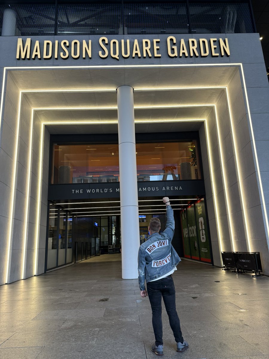 Jerrybraden92's tweet photo. Seeing the greatest band in the world in the greatest city in the world in the greatest venue in the world

❤️🗡️

#BonJovi https://t.co/rl0eo4GaS9
