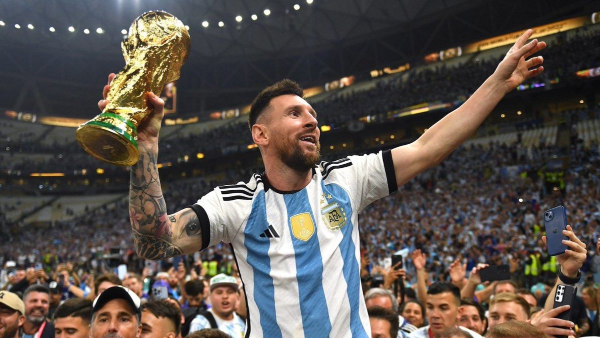 ProfetaBenfica's tweet photo. Ter a necessidade de dizer que um Euro equivale a um Mundial é de quem sabe que ficará com esse vazio na carreira, vazio que não o permitirá sentar-se à mesa na discussão do GOAT.

E por isso convece-se desta realidade alternativa. https://t.co/PvERVE6ITF