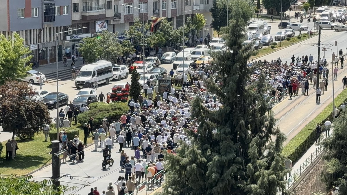 pturhanoglu's tweet photo. EBB Kongre Merkezi’nden başlayan ‘büyük yürüyüş’ten geriye kalan tablo bu. Açık konuşalım: kendi teşkilatımızda daha kalabalık mahalle mitingleri gördük. ‘Meşruiyet’ tartışmasını meydanda çözmeye çalışanlar, kendi tabanını bile caddeye taşımıyor. https://t.co/pf4RIzwp4a