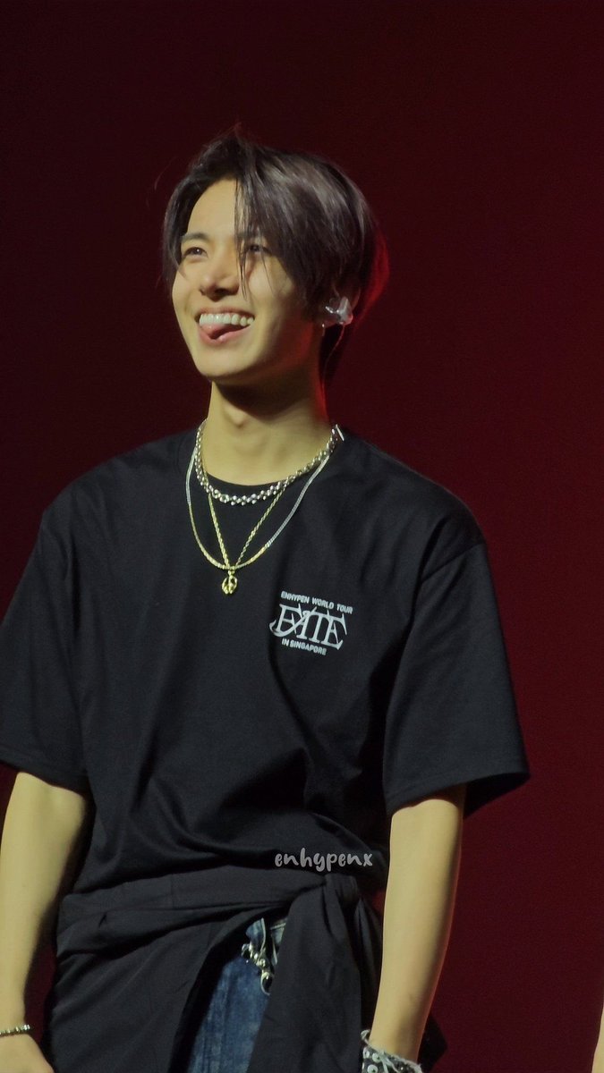 getoswify's tweet photo. desde  de que vi os meninos no show e percebi que eles sao mt mais bonitos do que eu imaginava fico pensando o quao extremamente lindo o hee deve ser pessoalmente e isso ta me adoecendo https://t.co/tkPjkZutNo
