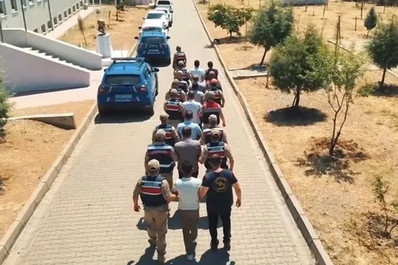 sontv_'s tweet photo. DİYARBAKIR BAŞSAVCILIĞI’NDAN DEV OPERASYON!

“15 Temmuz” ismini kullanarak vatandaşları dolandırdıkları öne sürülen şebekeye yönelik 6 ilde düzenlenen operasyonda 27 şüpheli yakalandı, 16’sı tutuklandı. 

Soruşturmada 1 milyar liralık para trafiği ortaya çıkarıldı. 

Haberin tüm detayları https://t.co/EkQJsTg94W’de.

https://t.co/ZIvsU7wAt6

@adalet_bakanlik @abakingurlek @jandarma