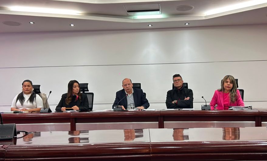 MinHacienda's tweet photo. No tenemos absolutamente nada que ocultar.

Por eso actuamos como corresponde en un Estado de derecho: presentamos la denuncia ante las autoridades competentes y solicitamos formalmente el acompañamiento de la Procuraduría General de la Nación en las mesas sectoriales de... https://t.co/7PMZWGSLTl