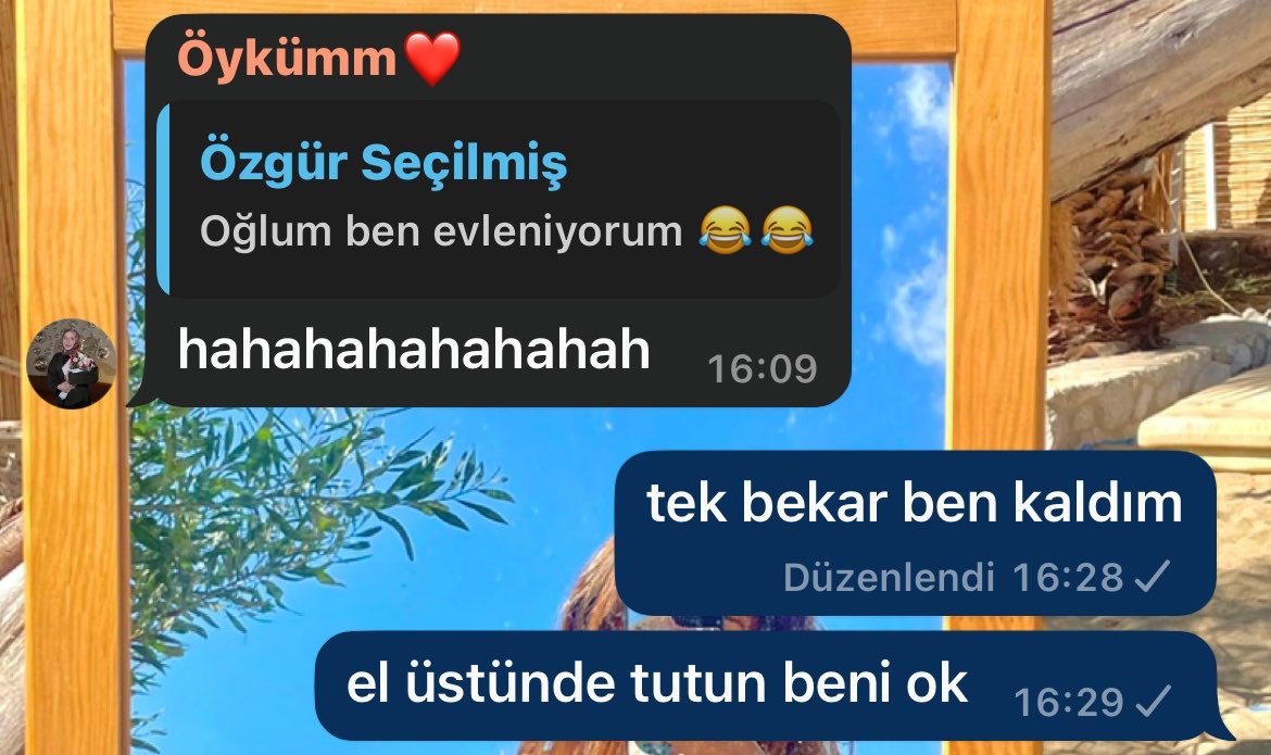 senoshn's tweet photo. insanların sevip sevildiği ortamlarda benim mahcubiyet😀 https://t.co/ACOKGxk66h