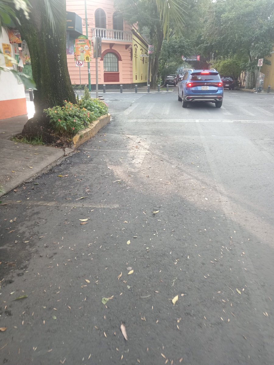 BjPortales's tweet photo. @AccionesBJ @locatel_mx @LuisMendozaBJ @ReportandoCDMX1 @ReportesBenito calles. De suiza y Víctor. Hugo 03570 sucias 3 días sin el servicio de limpia los barrenderos oficiales  no asen bien su labor y su hijo de José que no es  oficial nos reta a golpes https://t.co/9JLwkLEafj
