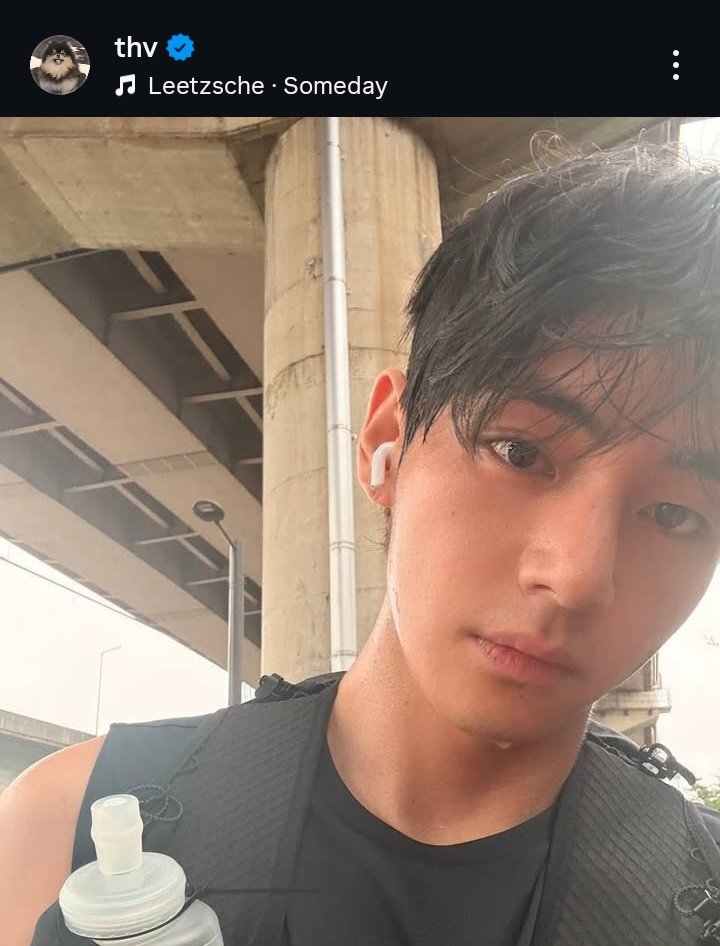 meikthvs's tweet photo. taehyung posting his post run selfies while others spend hours editing their pictures is one of the hottest things this man has ever done https://t.co/eS2puwYAFe