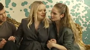 coughlansgirl's tweet photo. o primeiro conteúdo promocional que saiu da hannah dodd em bridgerton foi essa live e foi assim que ela e a nicola coughlan ficaram o tempo todo grudadas no velcro mão no joelho carinho na bochecha falando de pertinho enfim brincadeiras bobas e gostosas https://t.co/Zd1UlInXyk